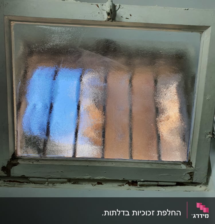 חלון זכוכית מט עם מסגרת מתכת ישנה